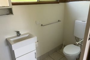 Cabin bathroom - Highway Caravan Park Scone